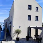 Zvonimir Villa *